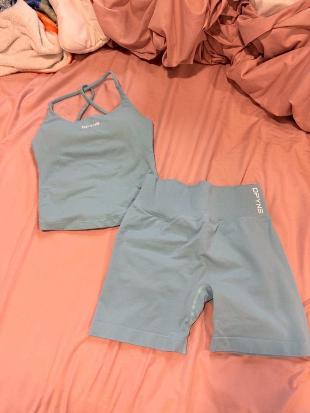 DFYNE Dynamic twist back top and shorts